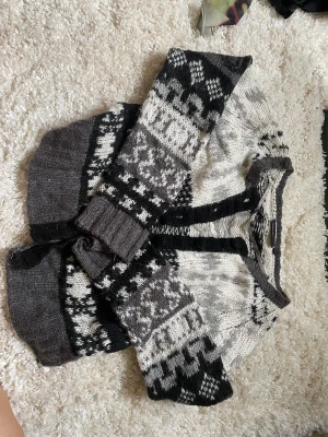 Fin stickad kofta - Jättefin och mysig stickad kofta! Perfekt till jul. Köpt på emmaus för många år sen, men den har hållit sig jättefin. Skriv om ni har frågor❤️