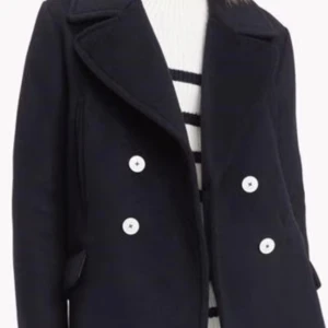 Tommy Hilfiger jacka  - Sparsamt använd och inga defekter. St 4 motsvarar xxs. Men jag skulle säga att det är mer som en xs-s. Den är formad som en oversized, men lika snygg på en liten M.