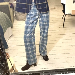 Rutiga jeans - Cool byxor i stretchig denim med sprund i benslutet. Jag gillar dom oversize men skulle sitta snyggt tight med. Rymlig storlek. 