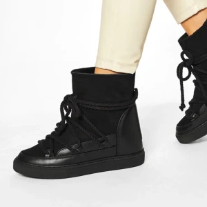 Inuikii skor  - Svarta Inuikii Wedge skor, det är en liten platå klack i sulan men den går att ta ut så man kan sätta i en vanlig sula i dem. Köpta för runt 3000kr men säljer för 1,599, fint skick. Skriv vid frågor eller fler bilder 🤍🫶🏼