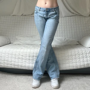 Flared Jeans - Midja: 86cm✨Innerben: 80cm✨Storleken som står är 42Long, passar dock även mindre🫶Jag på bilderna är 172cm lång och brukar ha storlek 38🤗Obs! Lätt gulnad på ena bakfickan, syns i bilderna❤️