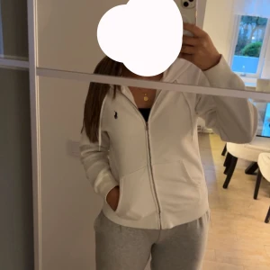 Ralph lauren zip hoodie - Fick den i present och har använt den max 2 gånger då jag inte gillar hur den sitter på just mig. (Pris kan diskuteras)