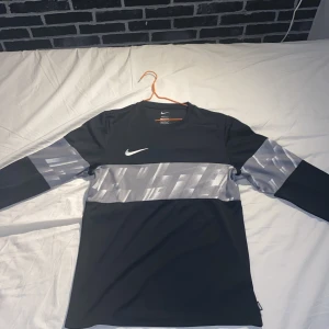 Nike tröja - Nytt skick, storlek M men passar storlek L