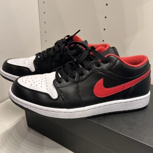 Jordan 1 lows - Köpte dessa från footlocker i april och har används två gånger, just pågrund av att dessa är i för stor storlek. De är i nyskick och sparsamt använda! (Vid snabb affär kan priset diskuteras!!)