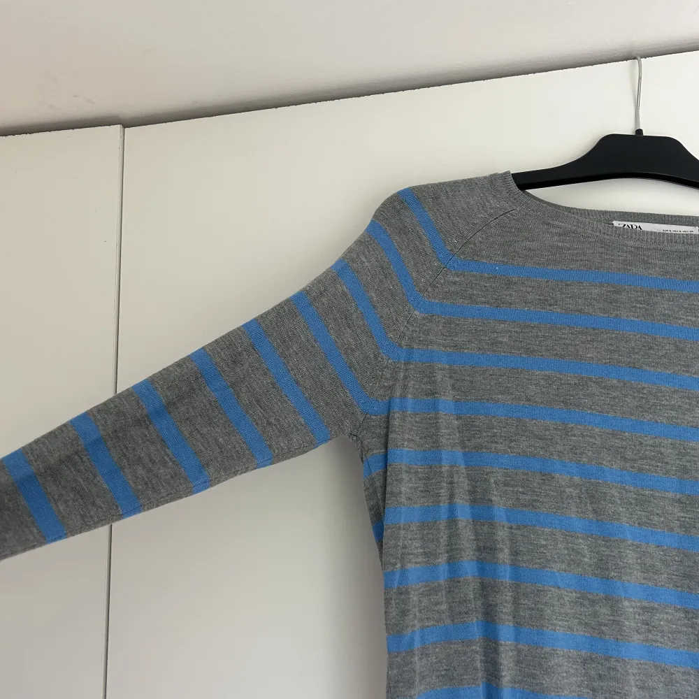 blå/grå randig tröja från Zara, bara använt den 1-2 gånger. Tröjor & Koftor.