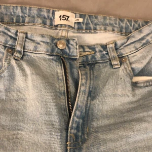 Blåa jeans - Säljer dessa blåa jeans för de inte kommer till användning💕 De är i storlek M och är från lager 157,de är använda men i bra skick. köparen står för frakten