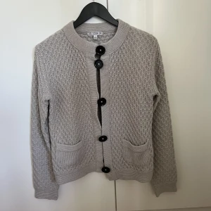 Dagmar kofta - Superfina kofta från Dagmar som tyvärr är lite liten på mig :( Det är en L men passar typ S/M enligt mig. Inga defekter💕