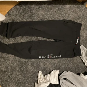 Tommy hilfiger byxor - Bra skick skriv om du intresserad. Köparen står för frakten  De finns även en tröja som finns i flödet