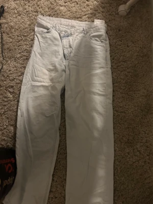 Bershka jeans - Super fin färg, cool design vid knappen. Lite för stora för mig. Köparen betalar för frakt