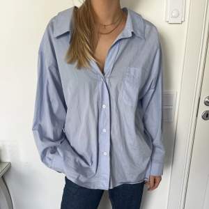 Fin skjorta från Zara - storlek small - kontakta mig om ni har några frågor!