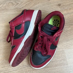 Nike dunk lows - Jag säljer nu mina Nike dunk lows då dem blivit för små, dem är i gott skick. 