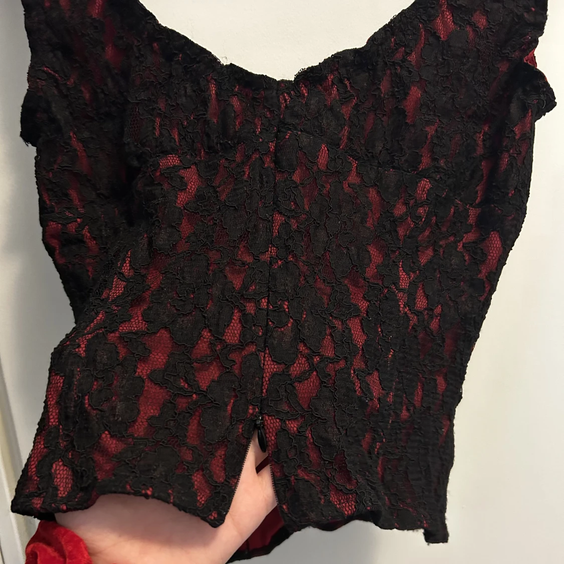 Fin röd topp med svart spets - 37