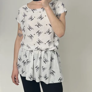 Chanel blus - Fin blus med pärlor 💫