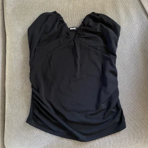 Topp - Tubtopp från Bikbok med fina detaljer. Nyskick, aldrig använt