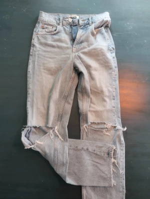 Jeans Gina Tricot stl34 - Jag hjälper min dotter att sälja kläder :) Jeans från Gina Tricot. Skick enligt bilder. Storlek 34