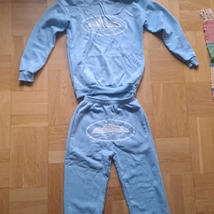 Corteiz tracksuit - En ny/oanvänd Corteiz tracksuit med både under och överdel, färgen är baby blue. Båda för 500 Skickas samma dag eller möts upp i Stockholm. Påse fås med.