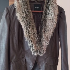 Fint kort jacka tr 38 - Fint Jacka str 38. Mobil 0793537427. Välkommen