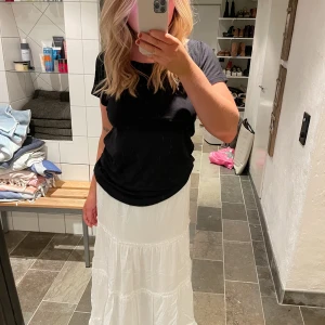 Vit lång kjol - Säljer denna långa vilangkjolen då jag råkade beställa två, sitter så fint på mig som är 170cm, kjolen är inte använd, frakt tillkommer