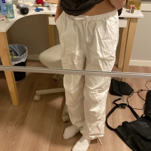 Vita snygga byxor från hm!  - Knappt använda pga att de är för stora, kontakta för mer bilder och pris kan diskuteras!