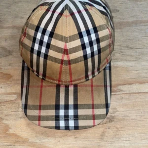 Burberry - Hej helt ny burberry keps har inte använts länge.