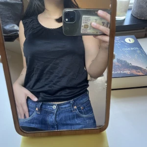 svart topp  - fin topp köpt från secondhand, stretchig ändå, bra kvalité 🥰 passar mest S och M beroende på hur man vill att den ska sitta 