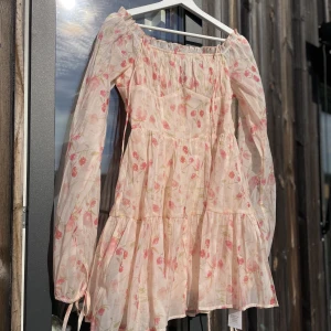 Skär blommig klänning - Helt ny/oanvänd. Supersöt blommig klänning som tyvärr inte passade mig. Nypris 390kr