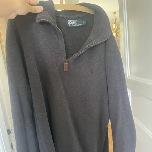 Half zip - Använd men i fint skick. Köparen står för frakt 🙃