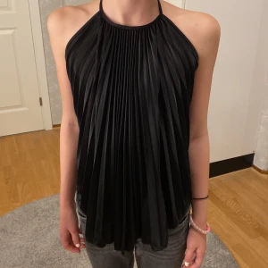 Supersnyggt plisserat linne - Supersnyggt 🔥 plisserat linne med öppen rygg. Svart. Storlek XS. Från Vero Moda. ❤️Pris 150 kr + frakt.