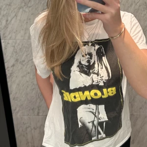 T-shirt - Supersnygg t-shirt med Blondie tryck!!