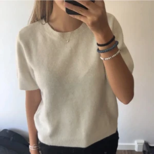 Stickad T-shirt  - Stickad T-shirt som är slutsåld nästan överallt, den är använd en gång! 