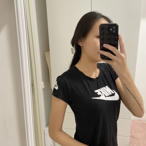 Nike t shirt - Jätte fin Nike t shirt som inte kommer till användning längre. Den har Nike märket både på framsidan och ena ärmen.Vid mer frågor o bild kontakta mig.
