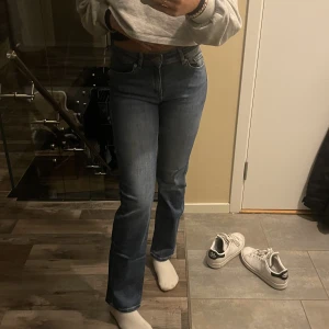 Jeans - Skit snygga mörkblå jeans (lågmidjade) säljer då de tyvärr blivit för korta (är 163) annars älskar jag dom!! Köparen står för frakten🤩