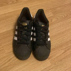 Adidas Superstar - Ett par svarta Adidas superstar i storlek 37 1/3. Det är i mycket bra skick, säljer pga det inte kommer till användning❤️ 