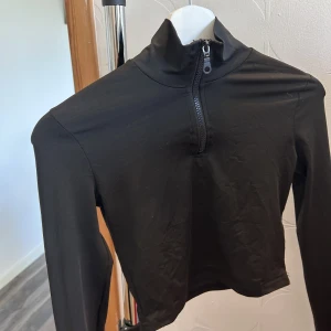 HALF ZIP  - Skit snygg halfzip tröja med träningsmatrial, jätte snygg verkligen! Med hål slutet av ärmen där tummen kommer ut! Kom privat för ytterligare frågor🤩