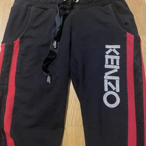 Jätte snygga  byxor ifrån kenzo med  fina detaljer säljer för dom inte passar längre på mig tyvärr :( storlek S passar xs