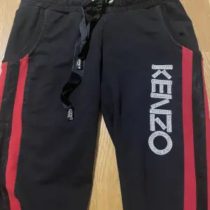 Jätte snygga  byxor ifrån kenzo med  fina detaljer säljer för dom inte passar längre på mig tyvärr :( storlek S passar xs