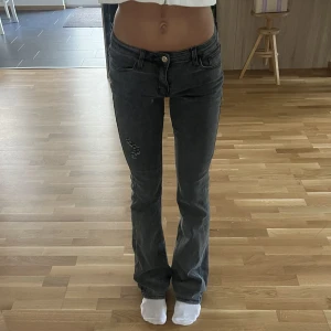 Lowrise bootcut jeans - Lågmidjade bootcut jeans.  Skulle säga att de sitter närmare mid waist.  Aldrig använda då dem var för långa. Midjemått 36 cm rakt över, innerben 83 cm, mycket stretch.  