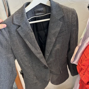 Figursydd kavaj - Skit snygg kavaj!  Sitter fint på kroppen när den är i kvinnmodel!  bara lite för liten för mig i armarna därför jag säljer! Kom privat för frågor!