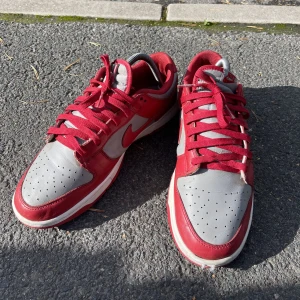 Nike dunk low Unlv - Sjukt feta Dunks som säljs för ca 2000kr online🔥 Jättebra skick och inga skador. Priset kan diskuteras, hör av dig vid frågor:)