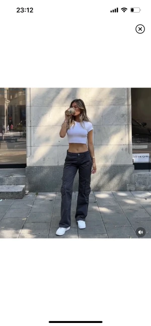 Cargopants  - Snygga lågmidjade cargopants från gina tricot i strl 36, exakt samma som Bianca bär pa bilden. Enbart använda en gång, säljer då jag tyvärr inte får användning för dem. Köpare star för frakt💕