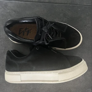 Eytys doja 41 - Eytys doja skor i storlek 41 i bra skick.  Nypris: 2000 Mitt pris: 500