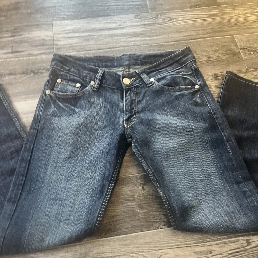 Victoria Beckham jeans köpta från plick, med slits på slutet. Har inte kommit till användning . Jeans & Byxor.