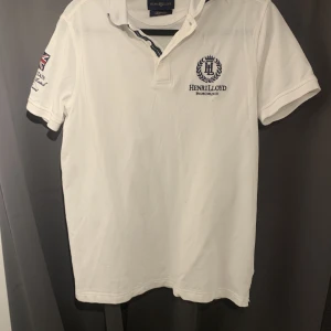 HENRI LLOYD Piké  - En sjukt fet pike från HENRI LLOYD😊 Storlek M sitter utmärkt 🤩 Pris är inte hugget i sten vid snabb affär Nypris ca 699kr Byte är alltid möjligt mot något eller några saker i min shop. Aldrig fel att fråga