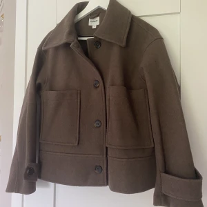 Jacka Kappahl  - Brun kappa/jacka från Kappahl som är så fin! Har tyvärr bara kommit till användning för mig ett fåtal gånger så den är i fint skick🤎köpt för 899kr.