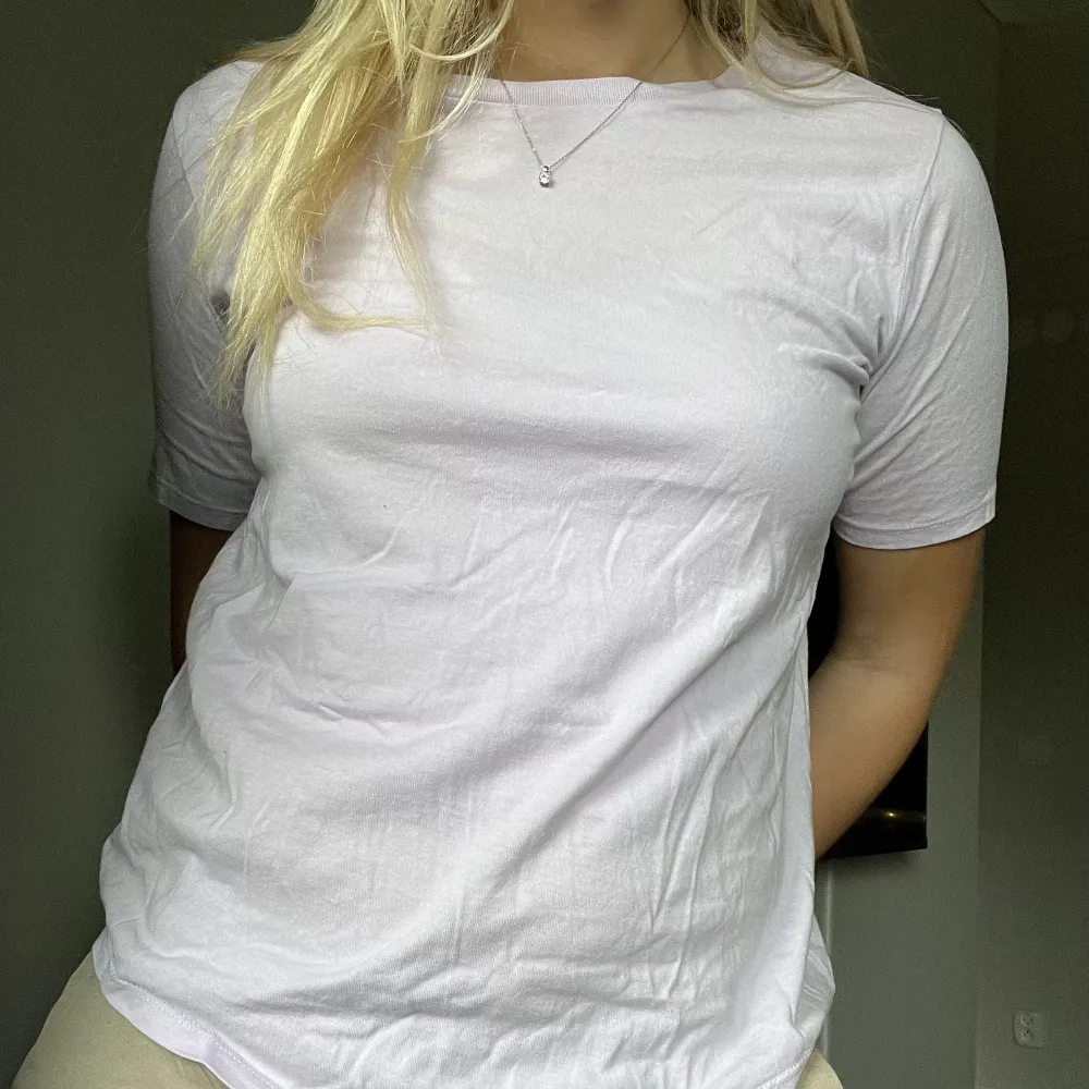 En pastell ljuslila t-shirt i stl XS från NewYorker 💜använd endast ett fåtal gånger!. T-shirts.