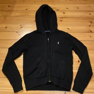Ralph lauren kofta - En mycket fin Polo Ralph lauren kofta i bra skick. Storlek M. Dm för fler frågor 