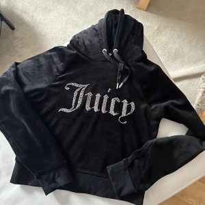 Juicy Couture  - Juicy couture hoodie i strl S, använd 1 gång. Nyskick!