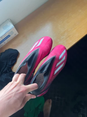 Adidas fotbollskor  - Typ helt nya, dyraste modellen utan skosnören 