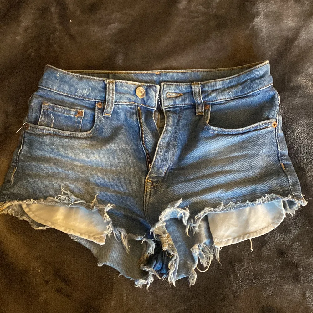 Säljer dessa jeansshorts från H&M då de har blivit för små. Dessa är en 38 men skulle nog även passa en 36. Använda många gånger men fortfarande i ett bra skick🌟. Shorts.