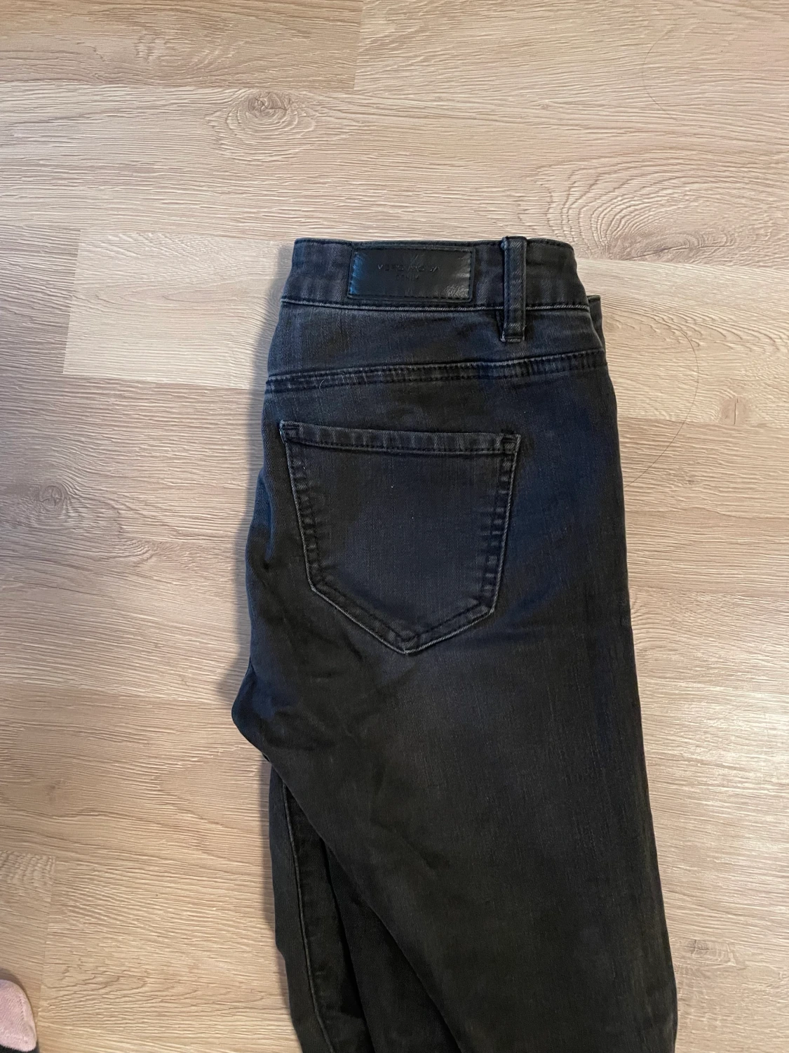 Grå jeans med dragkedja på knän - 90